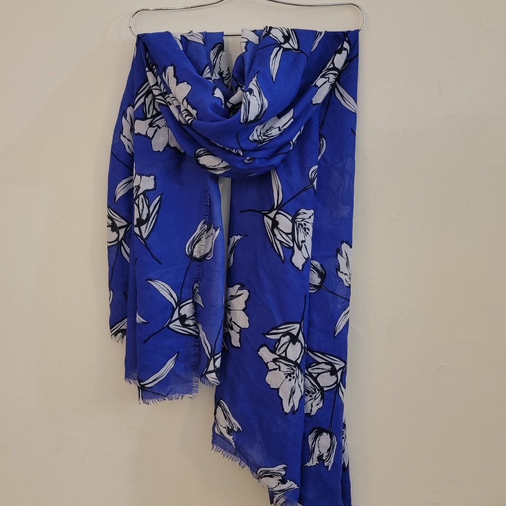 Old Navy Blue White Flowers scarf polyester one size